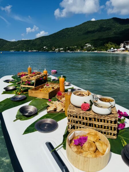 Beach brunch flottant en Martinique à Grande Anse – brunch sur paddle en pleine mer