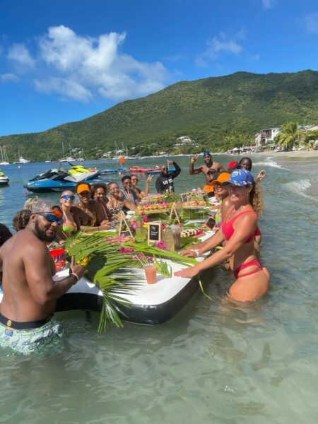 Team building sur l'eau en Martinique, activité de groupe en paddle