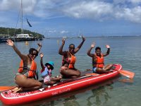 Sur la plage de Grande anse en en famille, activités nautiques écoresponsable