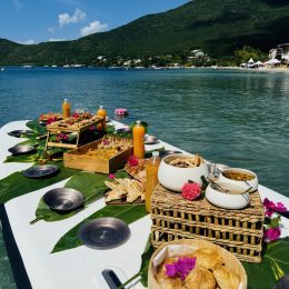Beach brunch flottant en Martinique à Grande Anse – brunch sur paddle en pleine mer