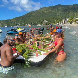 Team building sur l'eau en Martinique, activité de groupe en paddle